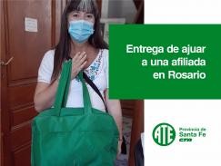 Entrega de ajuar a una afiliada en Rosario