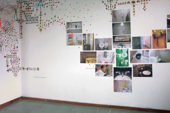 Instalación de fotografías, stickers, y vinilo, medidas variables.2006.