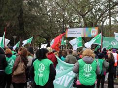 Paro contundente y masiva jornada de protesta frente al Ministerio de Desarrollo Social