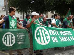 Los trabajadores del Ente Administrador del Puerto se manifestaron frente a la Municipalidad de Santa Fe