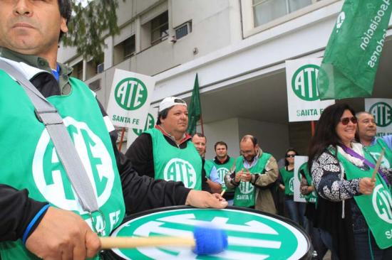 REALIZARON UNA PROTESTA LOS TRABAJADORES DEL MINISTERIO DE LA PRODUCCIÓN