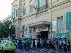 Concentración de trabajadores de Salud frente al Hospital Cullen