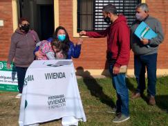 Una trabajadora recibió la llave de su vivienda en Villa Gobernador Gálvez