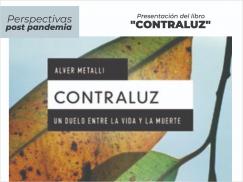 El autor, Alver Metalli, y el Padre Pepe, presentan el libro “Contraluz”