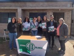 3 trabajadoras y 1 trabajador recibieron las llaves de su casa propia en Rafaela