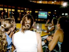 Karaoke los viernes y música en vivo los sábados en las noches del Predio