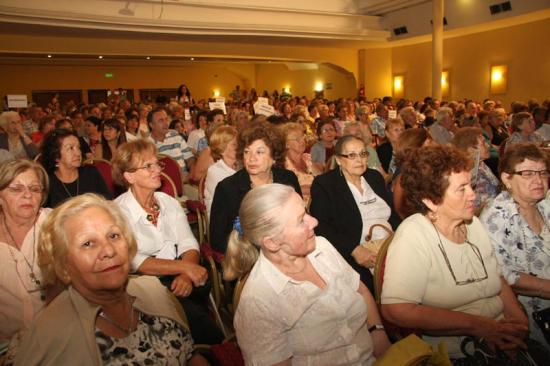 Jubilados disfrutando de una proyección en ATE Casa España 