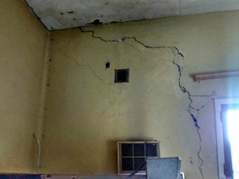 Una profunda grieta en la pared revela el estado de colapso en varios sectores del edificio. Foto: Rosario/12