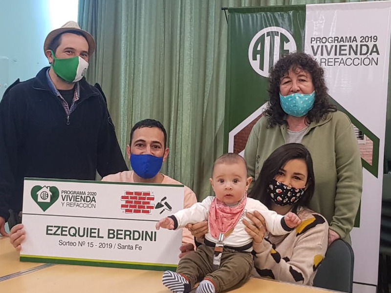 Ezequiel Berdini y su familia junto a integrantes del Consejo Directivo Provincial de ATE