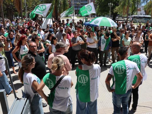 el-gobernador-perotti-firmo-los-decretos-de-pases-a-planta-que-tenian-acuerdo-paritario-y-que-ate-venia-exigiendo