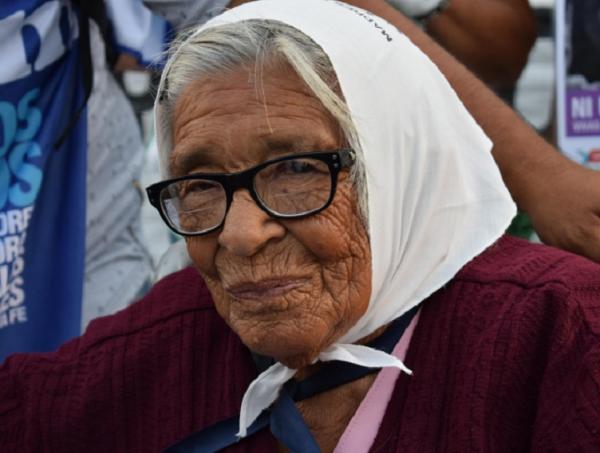 otilia-acuna-madre-de-la-plaza-el-pueblo-te-abraza