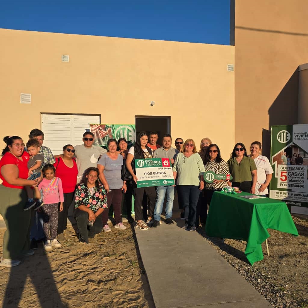 ¡Con gran alegría una afiliada recibió su casa propia en San Javier!