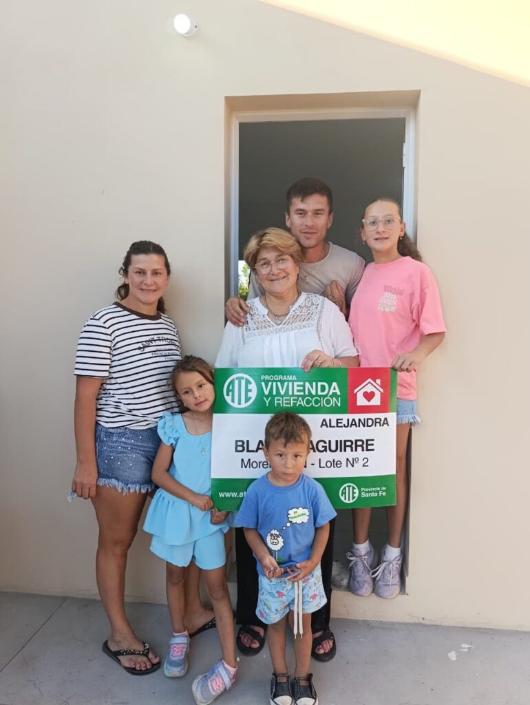 ATE entregó una nueva vivienda en Alejandra