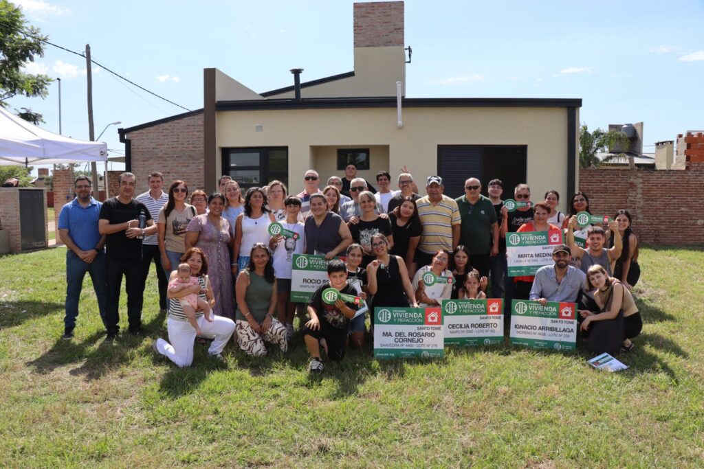5 trabajadoras y 1 trabajador recibieron las llaves de su hogar en el barrio de ATE en Santo Tomé