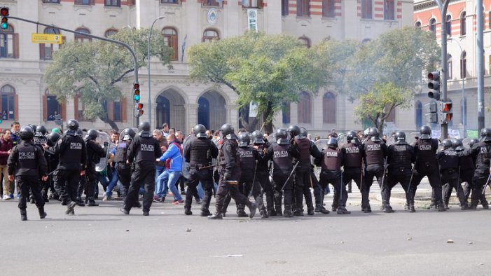 Repudio a los despidos de 600 trabajadores en el Ministerio de Agroindustria y a la represión