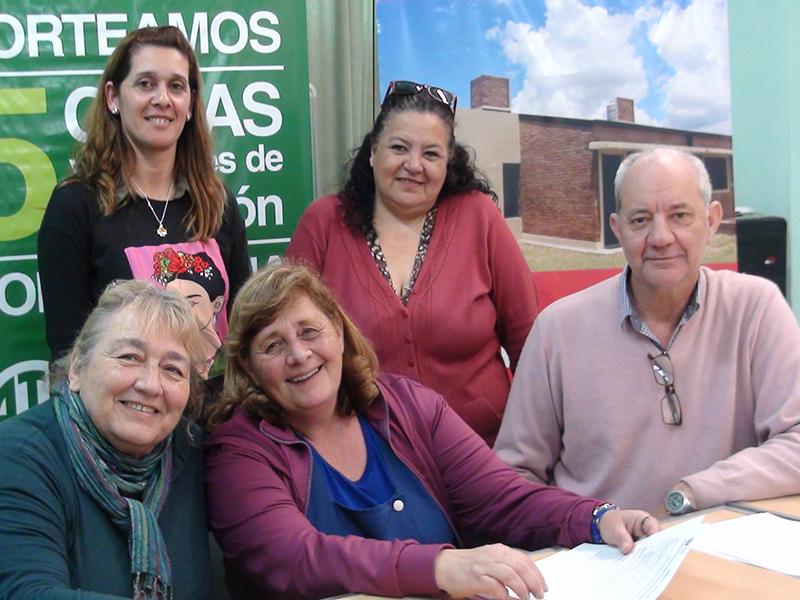 Firma de tres beneficiarias de la Línea Refacción