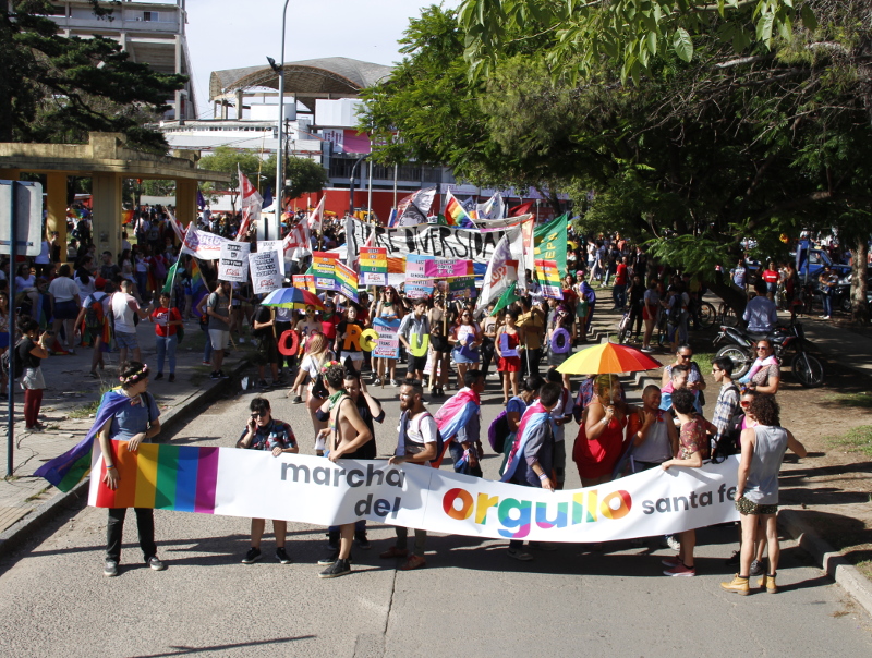 Colorida y contundente Marcha del Orgullo en Santa Fe