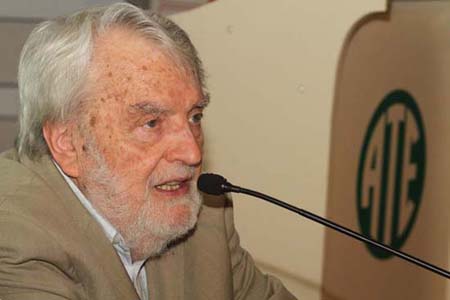 El Maestro Osvaldo Bayer, uno de los nuestros que se queda para siempre