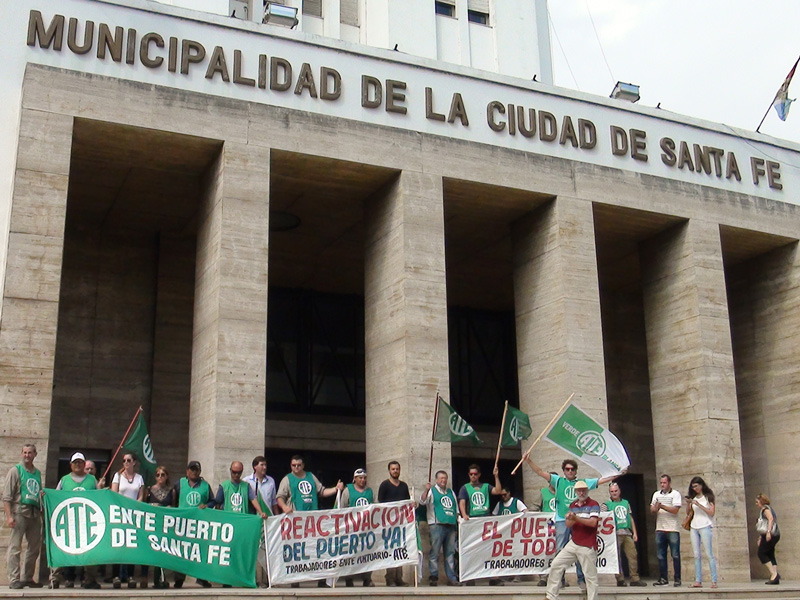 Los trabajadores del Ente Administrador del Puerto se manifestaron frente a la Municipalidad de Santa Fe