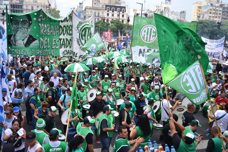 Multitudinaria movilización contra el modelo neoliberal